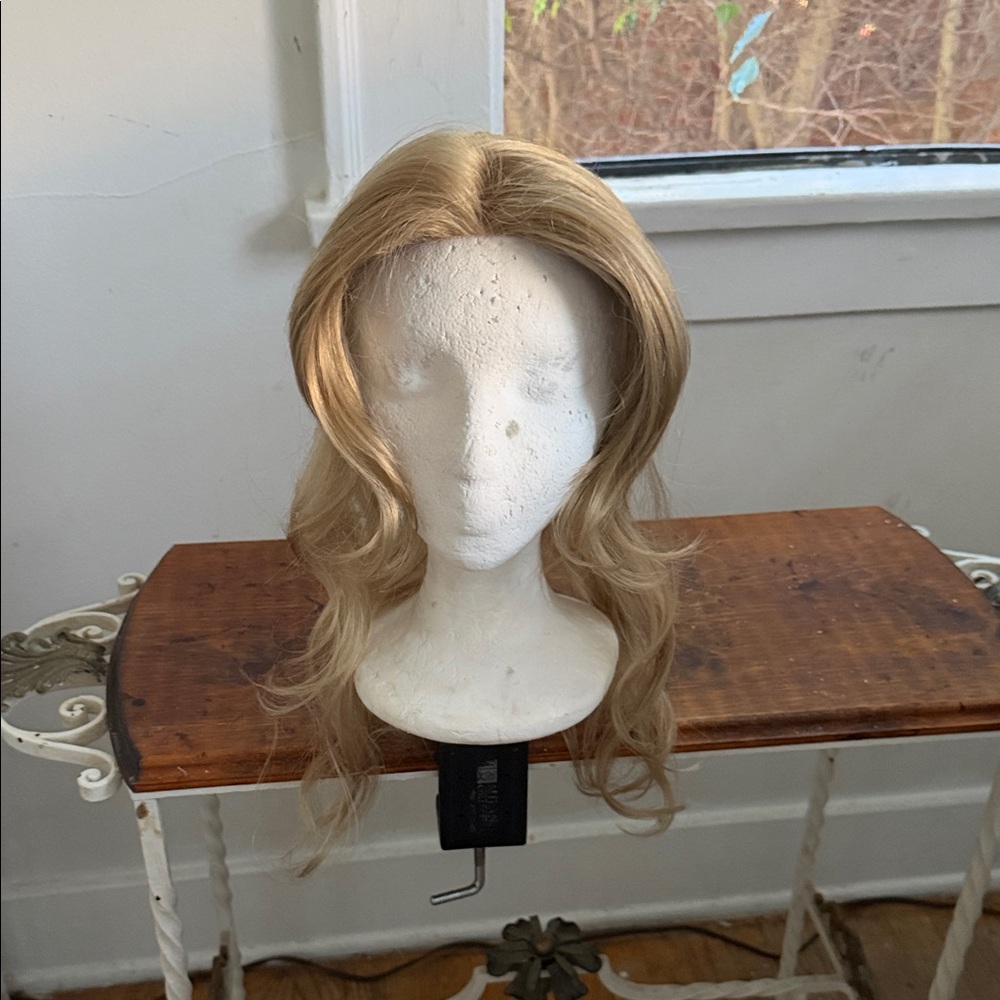 #79 Jon Renau Toppper Blonde Wavy Women topper